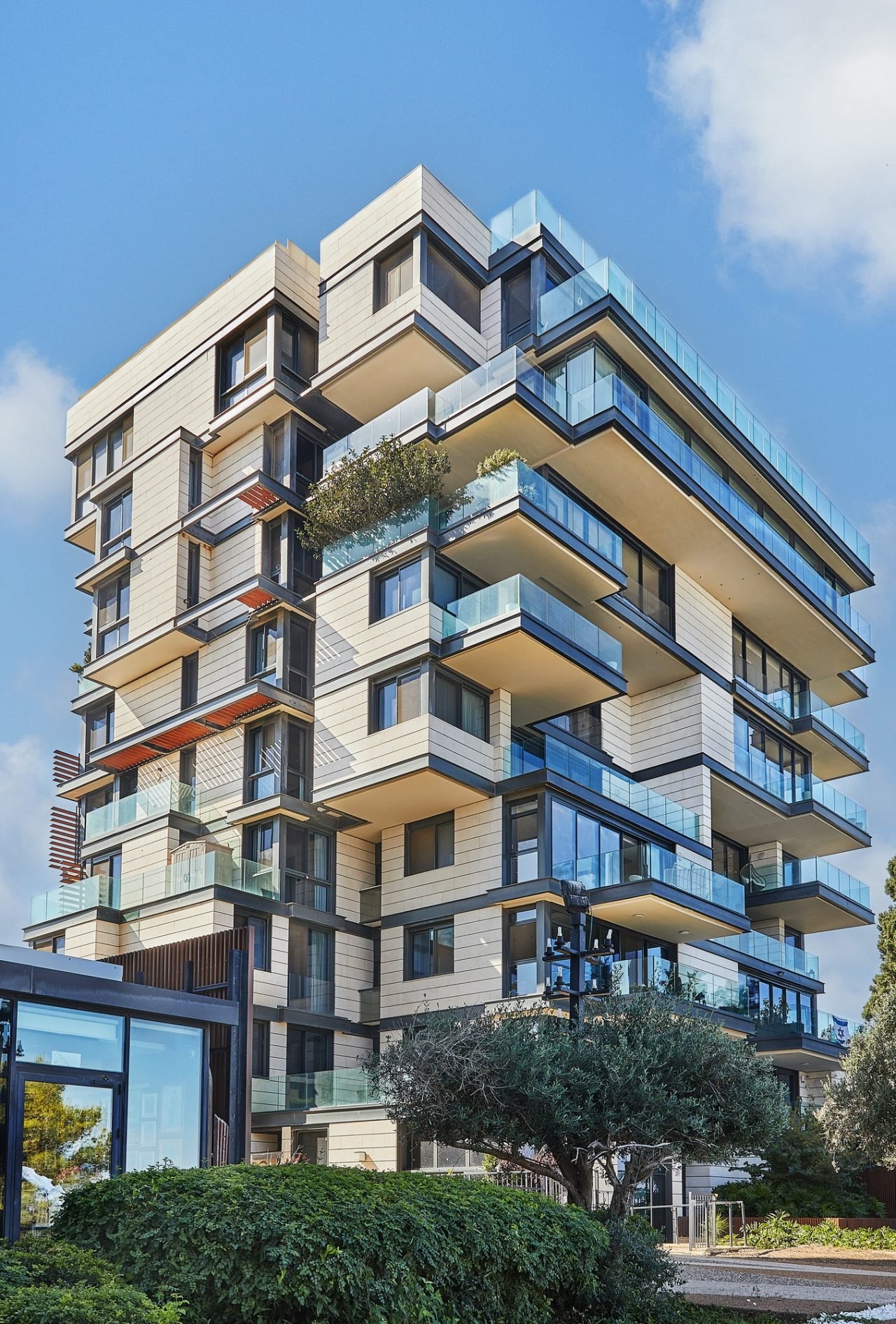 Luxurious House With Balconies On Boulevard Near The Sea With Green Spaces